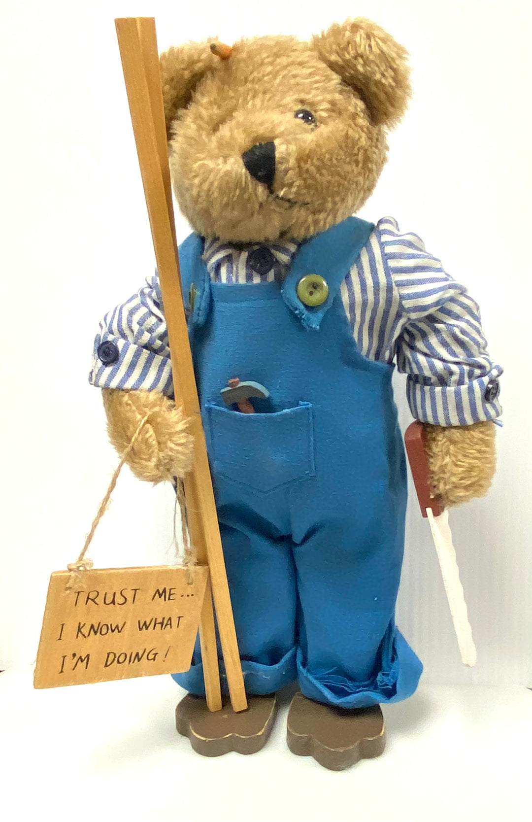 v055 Teddy Bear TRUST ME I KNOW WHAT I'M DOING soft toy with saw hammer and wood Stuffed Animal Toy Collectible