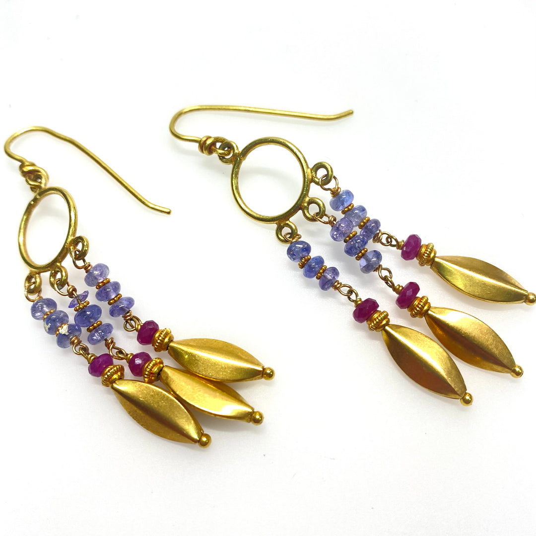 a786 Vintage 18k Yellow Gold Pierced Earrings with Amethyst and Garnet Stones