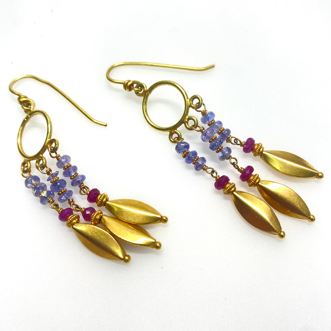 a786 Vintage 18k Yellow Gold Pierced Earrings with Amethyst and Garnet Stones