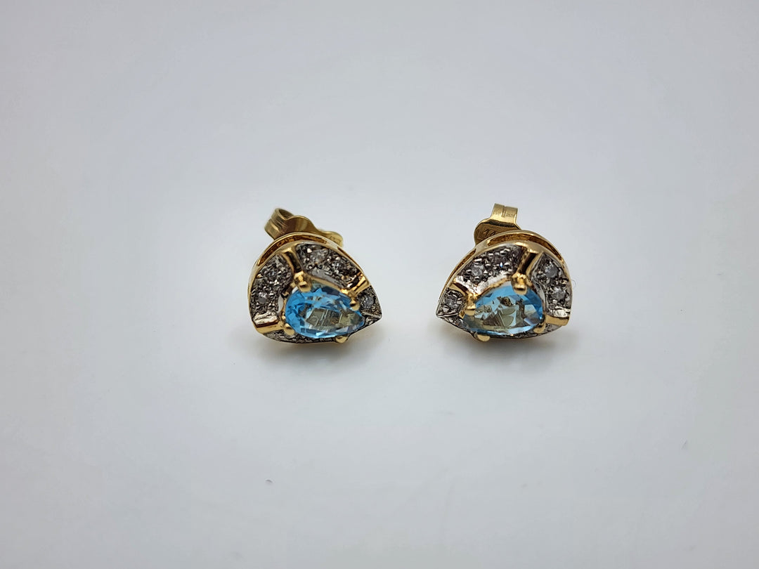e385 Lovely Aquamarine and Diamond Stud Earrings in 14kt Yellow Gold