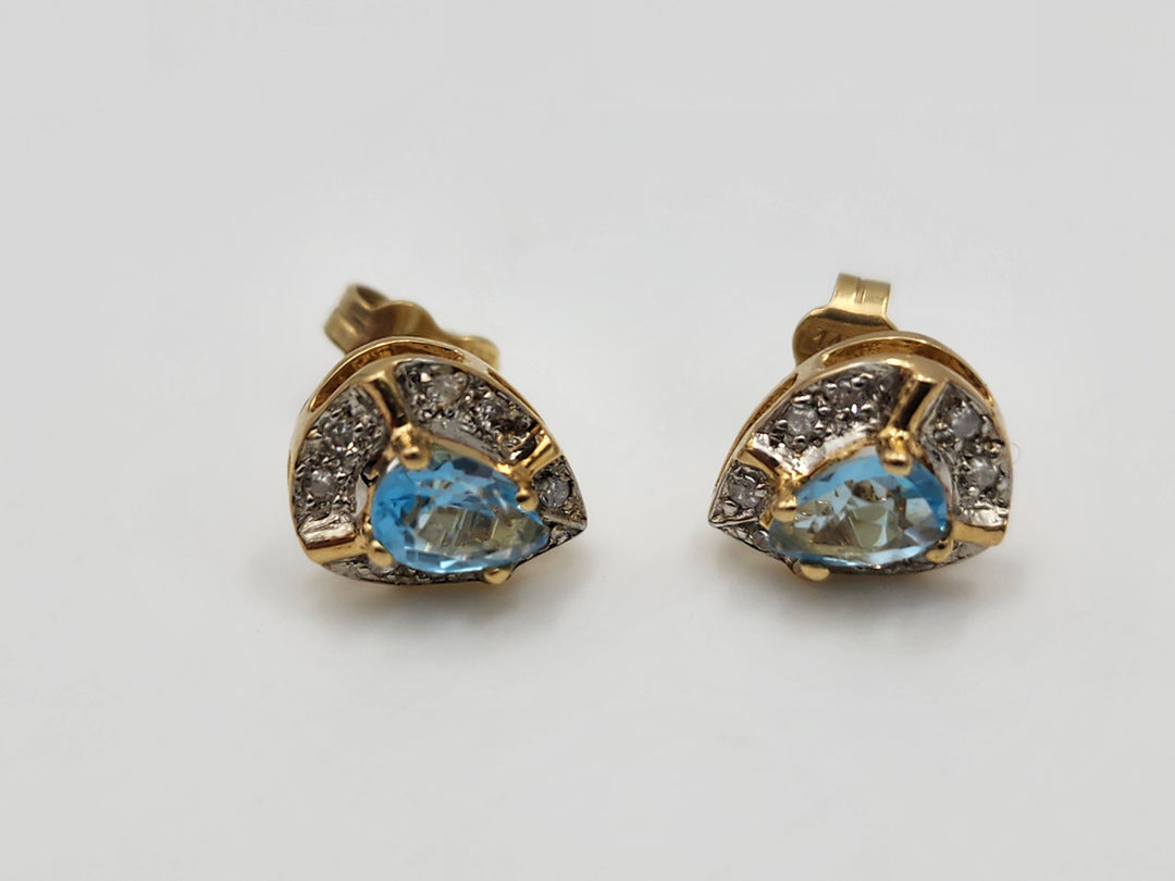 e385 Lovely Aquamarine and Diamond Stud Earrings in 14kt Yellow Gold