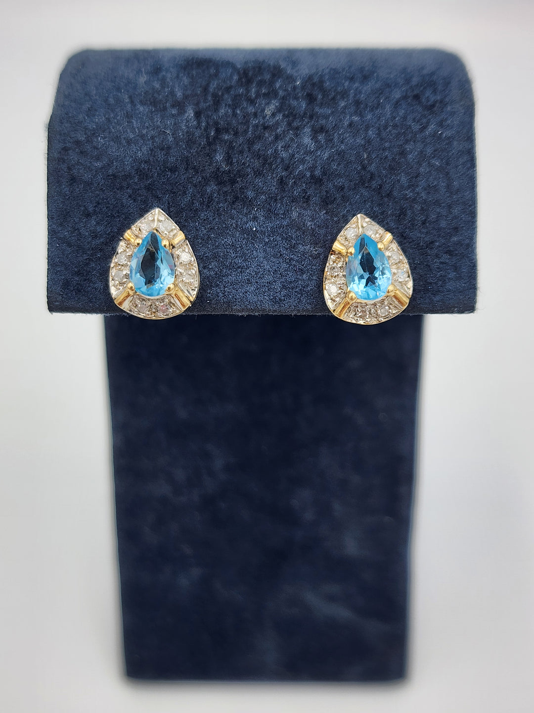 e385 Lovely Aquamarine and Diamond Stud Earrings in 14kt Yellow Gold