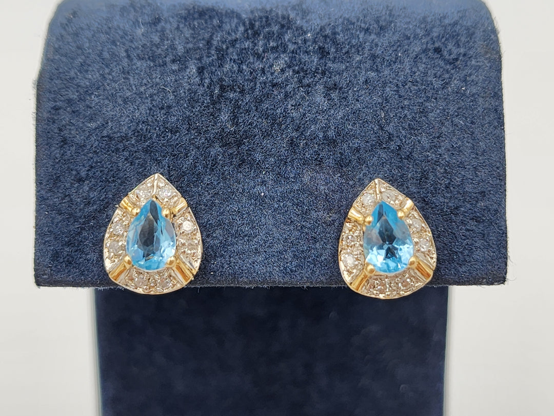 e385 Lovely Aquamarine and Diamond Stud Earrings in 14kt Yellow Gold