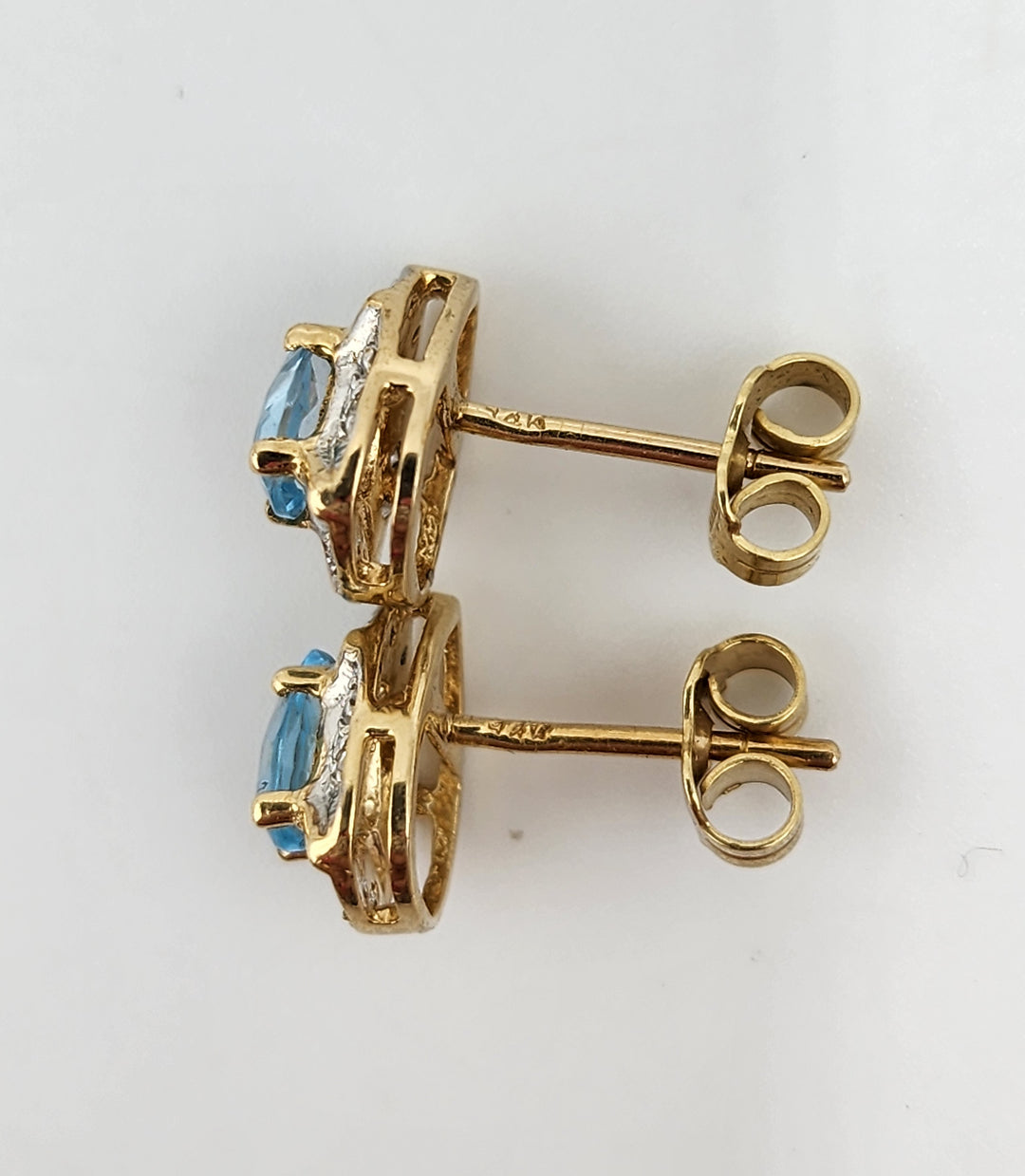 e385 Lovely Aquamarine and Diamond Stud Earrings in 14kt Yellow Gold