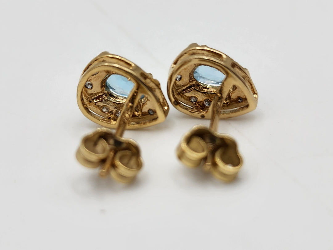 e385 Lovely Aquamarine and Diamond Stud Earrings in 14kt Yellow Gold