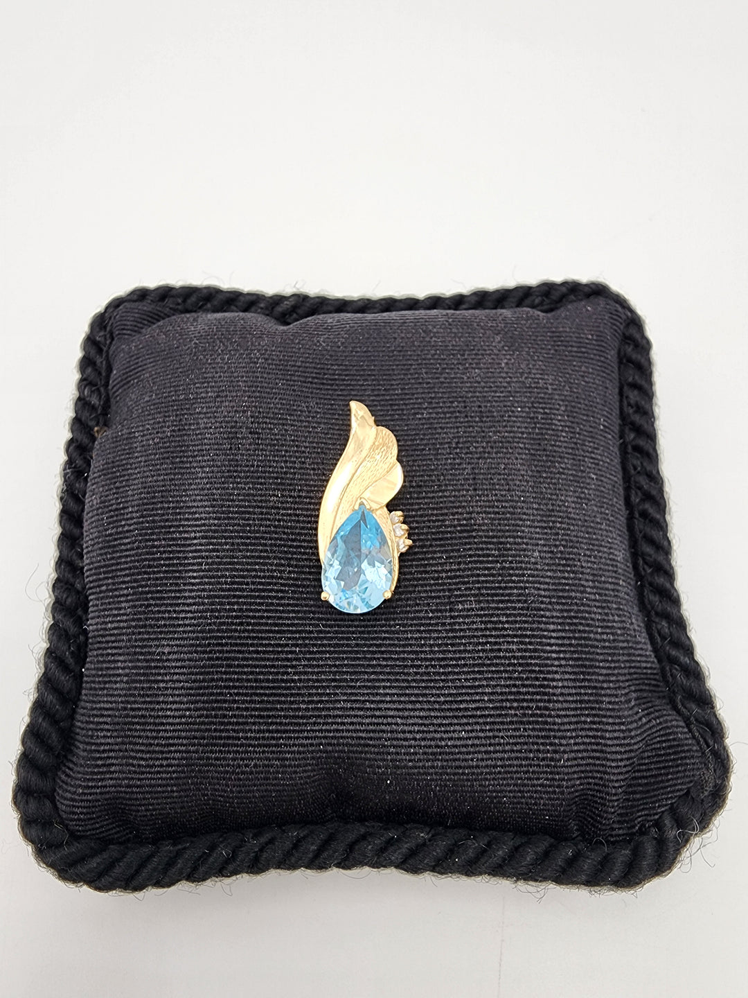 m716 Lovely Vintage Ladies 14kt Yellow Gold Aquamarine and Diamond Pendant