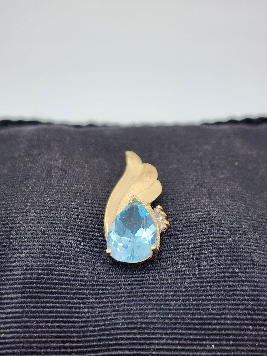 m716 Lovely Vintage Ladies 14kt Yellow Gold Aquamarine and Diamond Pendant