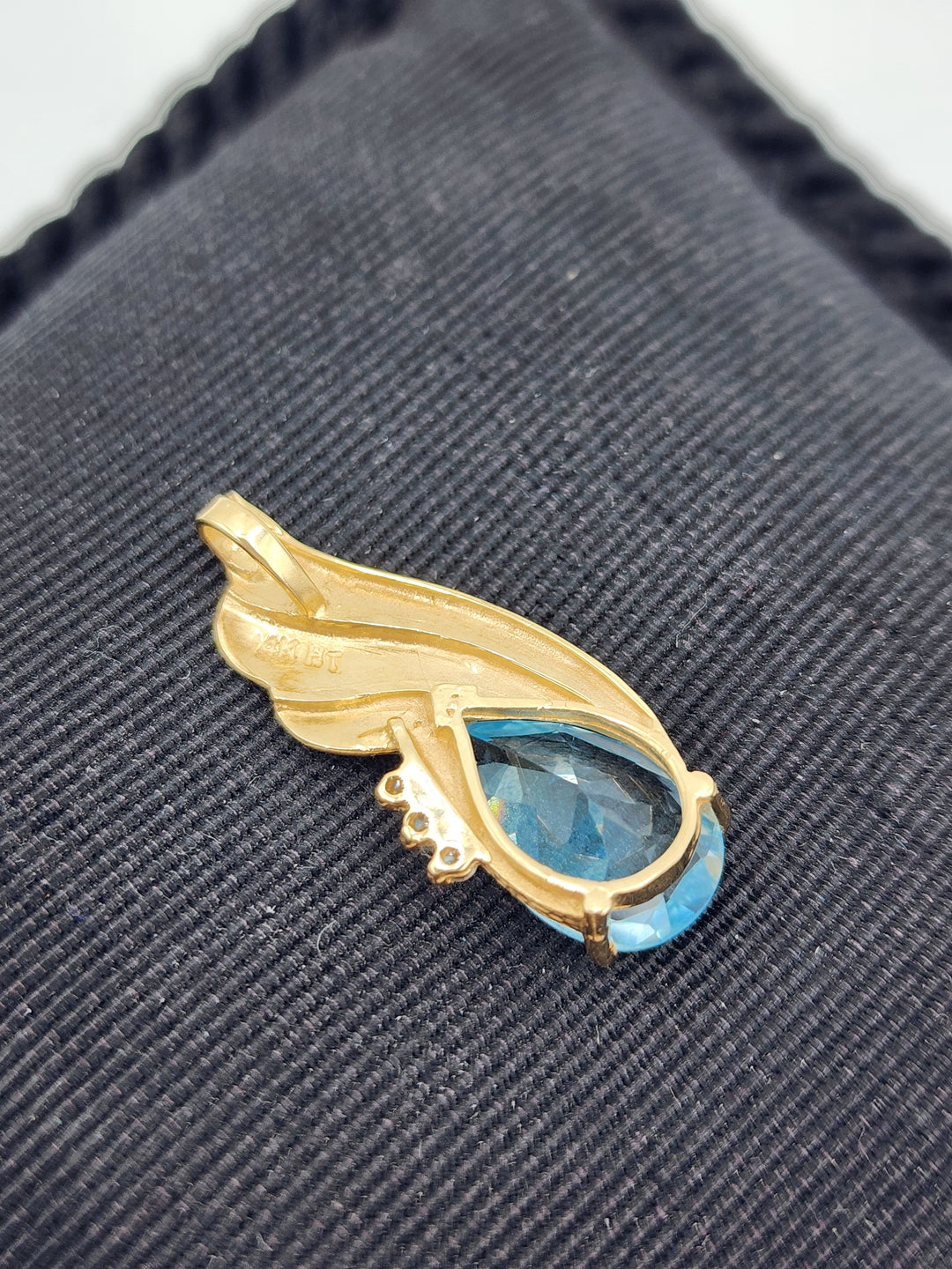 m716 Lovely Vintage Ladies 14kt Yellow Gold Aquamarine and Diamond Pendant