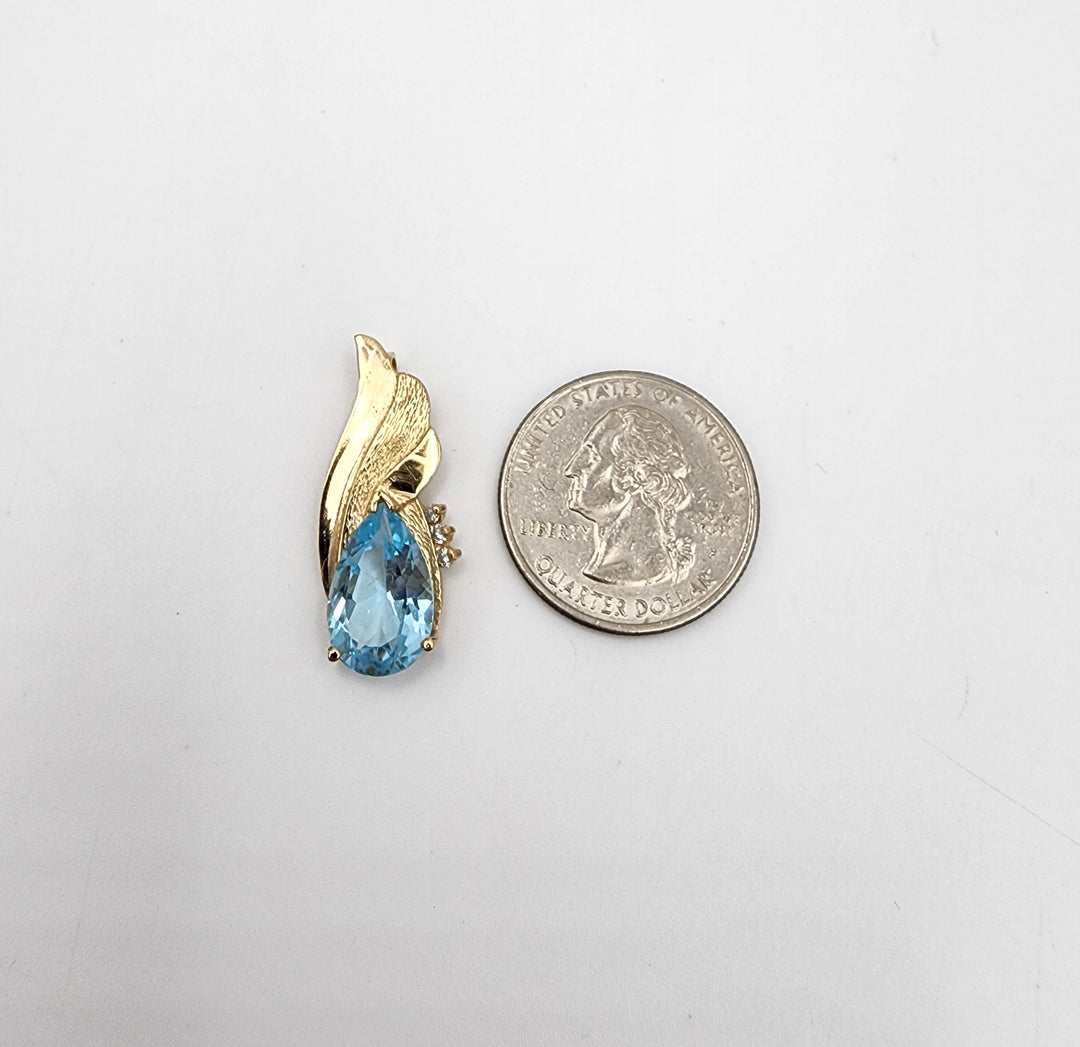 m716 Lovely Vintage Ladies 14kt Yellow Gold Aquamarine and Diamond Pendant