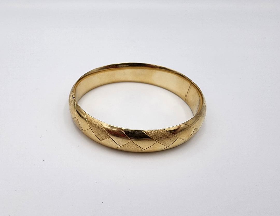 e389 Lovely 14kt Yellow Gold Braided Bangle Bracelet