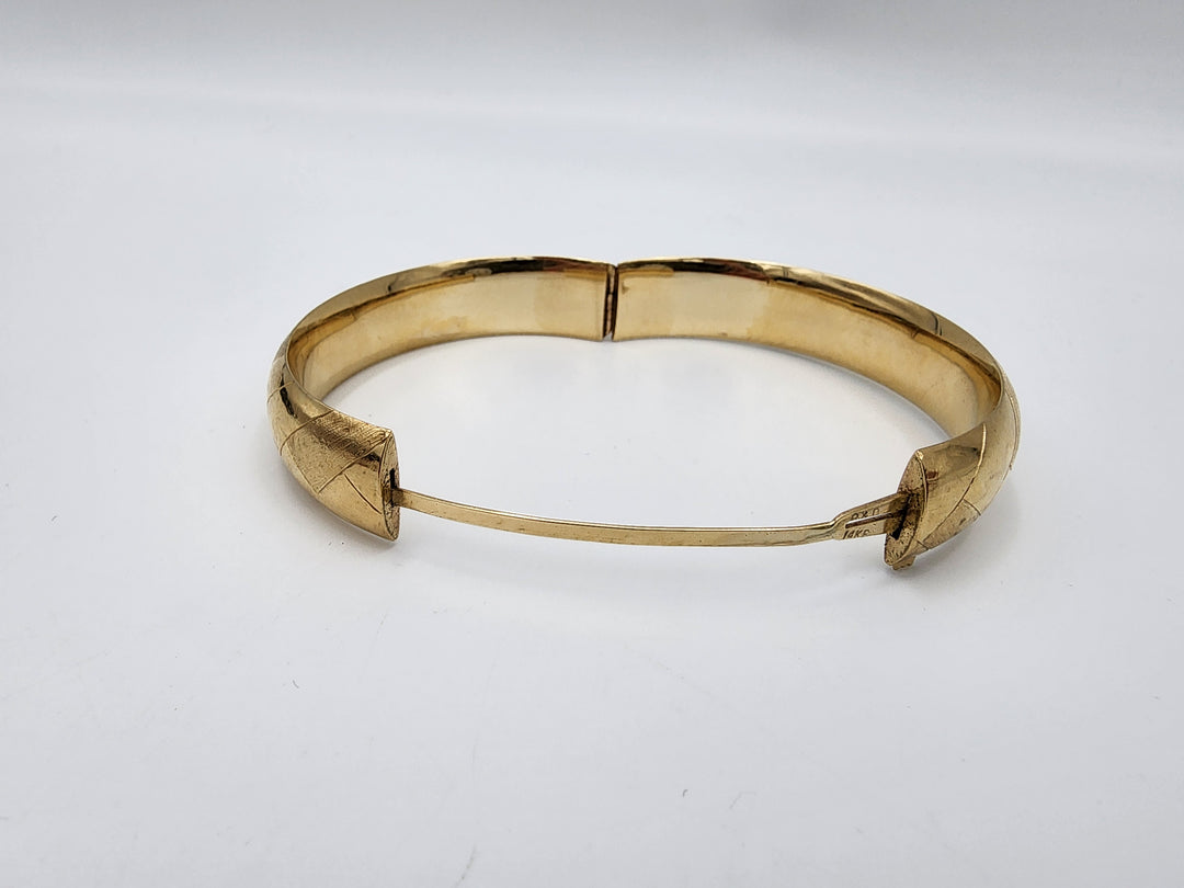 e389 Lovely 14kt Yellow Gold Braided Bangle Bracelet