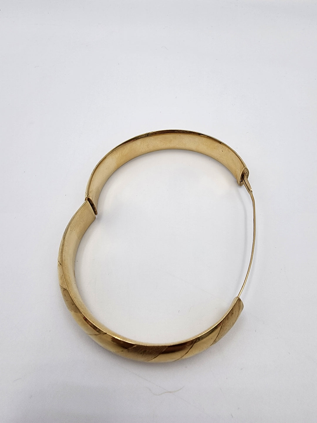 e389 Lovely 14kt Yellow Gold Braided Bangle Bracelet