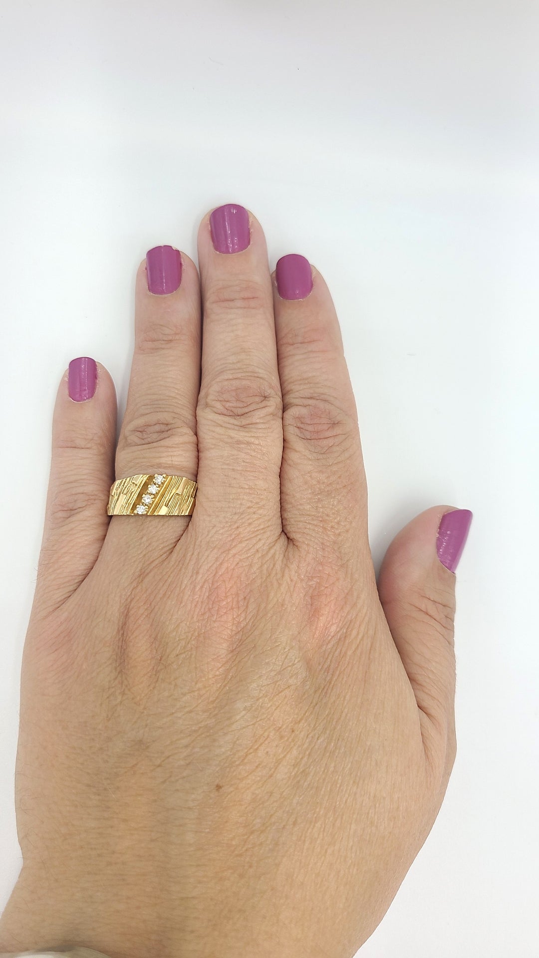 k967 Handsome Men's 14kt Yellow Gold Bark Style Diamond Wedding Band