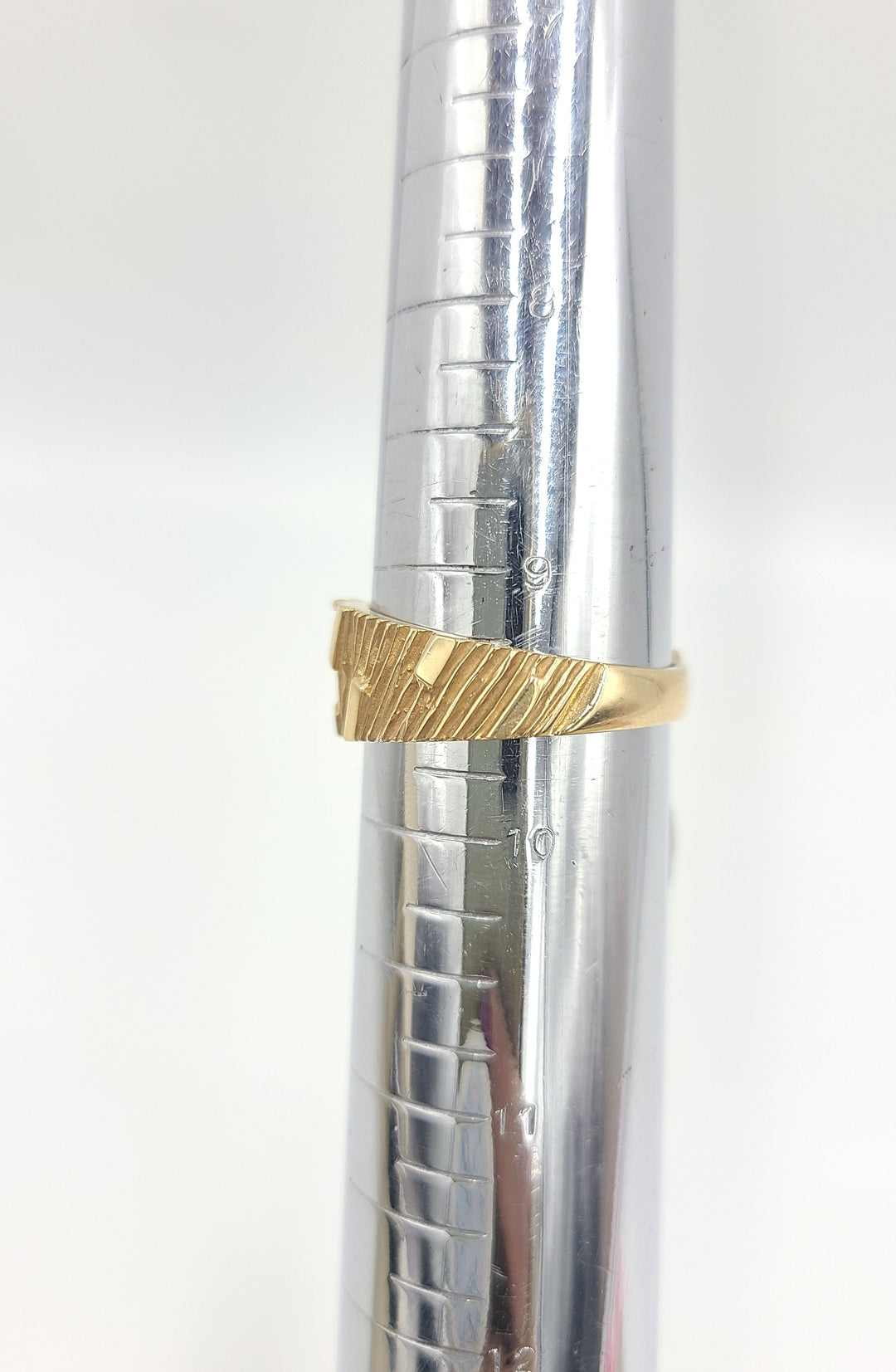 k967 Handsome Men's 14kt Yellow Gold Bark Style Diamond Wedding Band