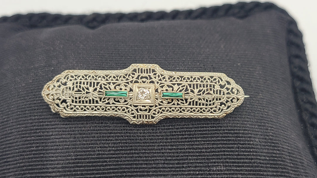 m674 Lovely Vintage 1920s Ladies Diamond and Emerald Bar Pin in 10kt White Gold
