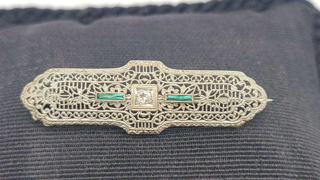 m674 Lovely Vintage 1920s Ladies Diamond and Emerald Bar Pin in 10kt White Gold