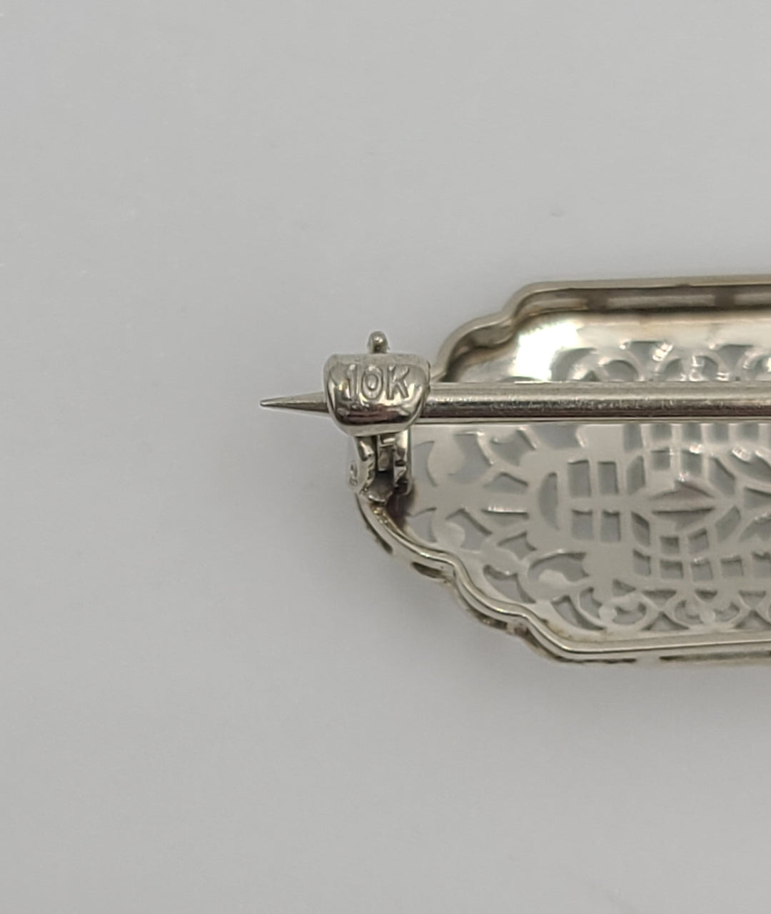 m674 Lovely Vintage 1920s Ladies Diamond and Emerald Bar Pin in 10kt White Gold