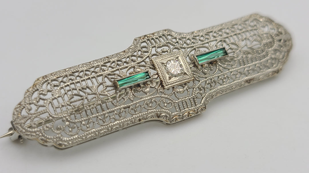 m674 Lovely Vintage 1920s Ladies Diamond and Emerald Bar Pin in 10kt White Gold
