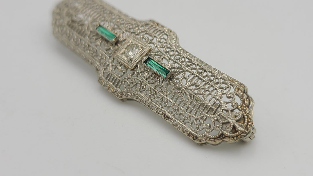 m674 Lovely Vintage 1920s Ladies Diamond and Emerald Bar Pin in 10kt White Gold