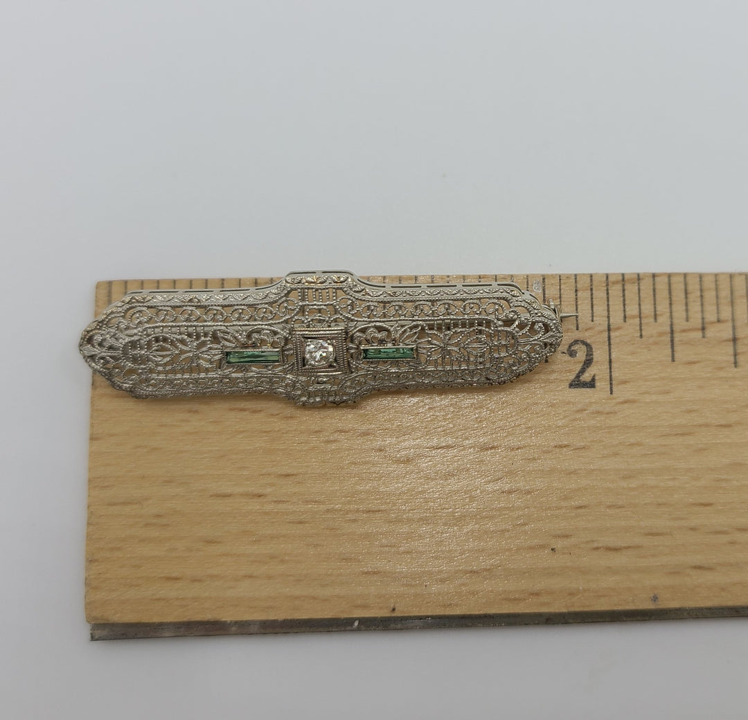 m674 Lovely Vintage 1920s Ladies Diamond and Emerald Bar Pin in 10kt White Gold