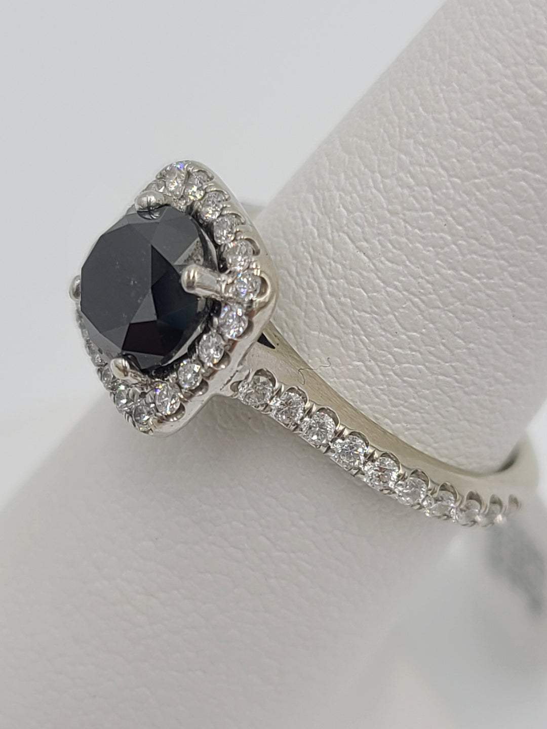 k670 Lovely Ladies 1.50cts Black Diamond Engagement Ring