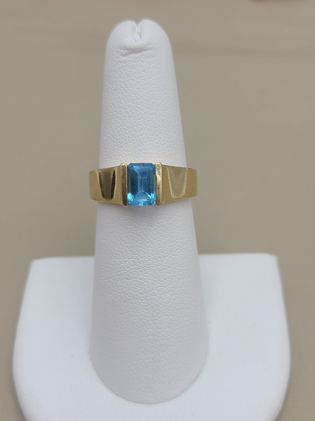 k870 Nice Unisex Emerald Cut Blue Topaz set in 14kt Yellow Gold