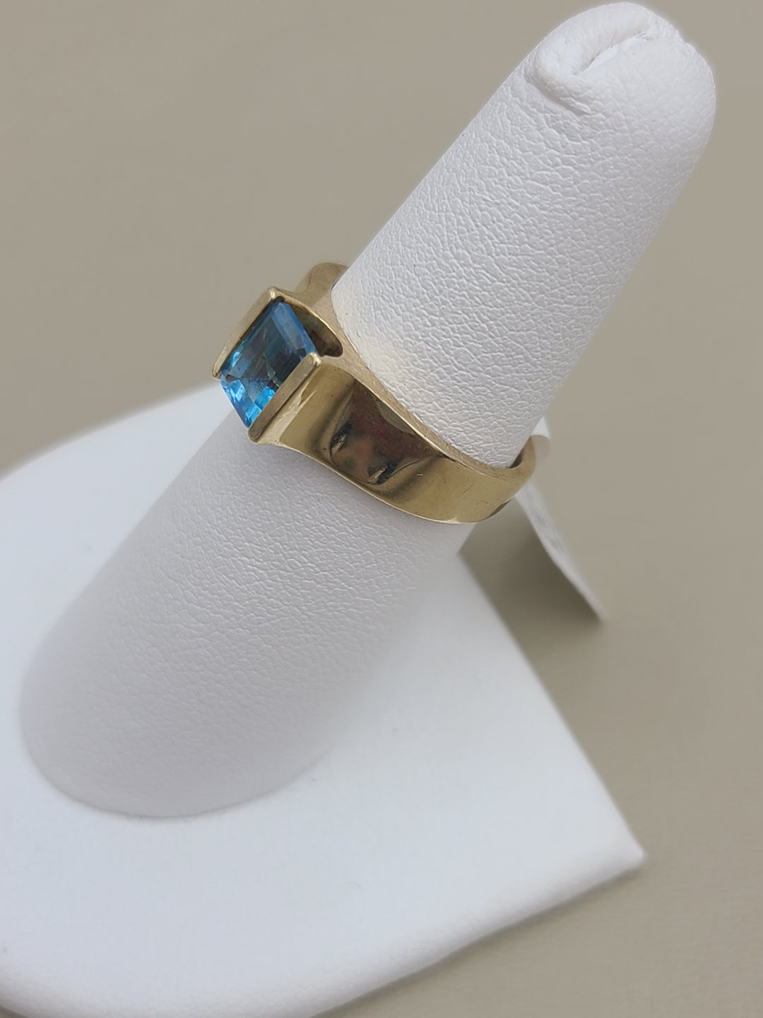 k870 Nice Unisex Emerald Cut Blue Topaz set in 14kt Yellow Gold