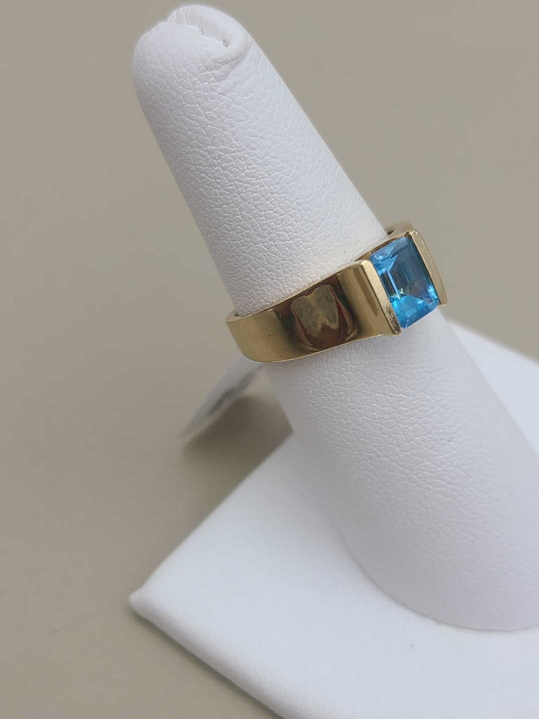 k870 Nice Unisex Emerald Cut Blue Topaz set in 14kt Yellow Gold