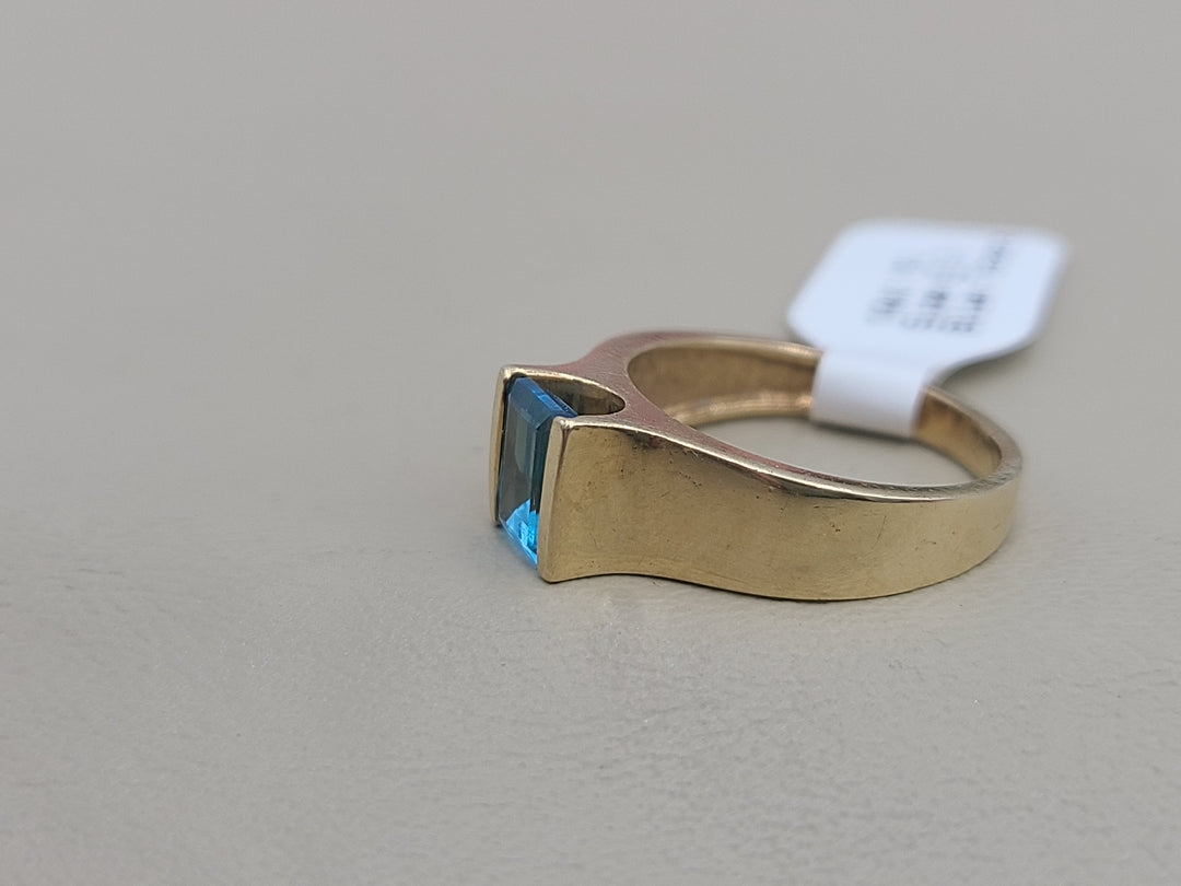 k870 Nice Unisex Emerald Cut Blue Topaz set in 14kt Yellow Gold