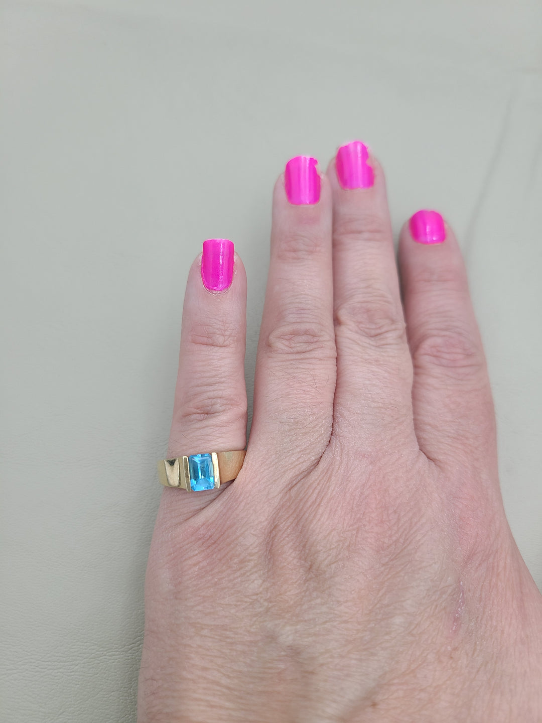 k870 Nice Unisex Emerald Cut Blue Topaz set in 14kt Yellow Gold