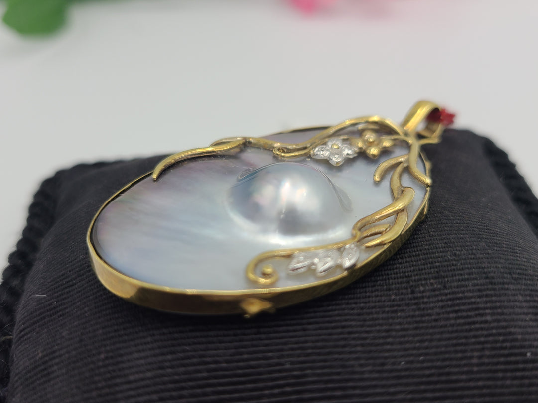 k818 Stunning Vintage Unisex 14kt Yellow Gold Bubbled Mother of Pearl Pendant