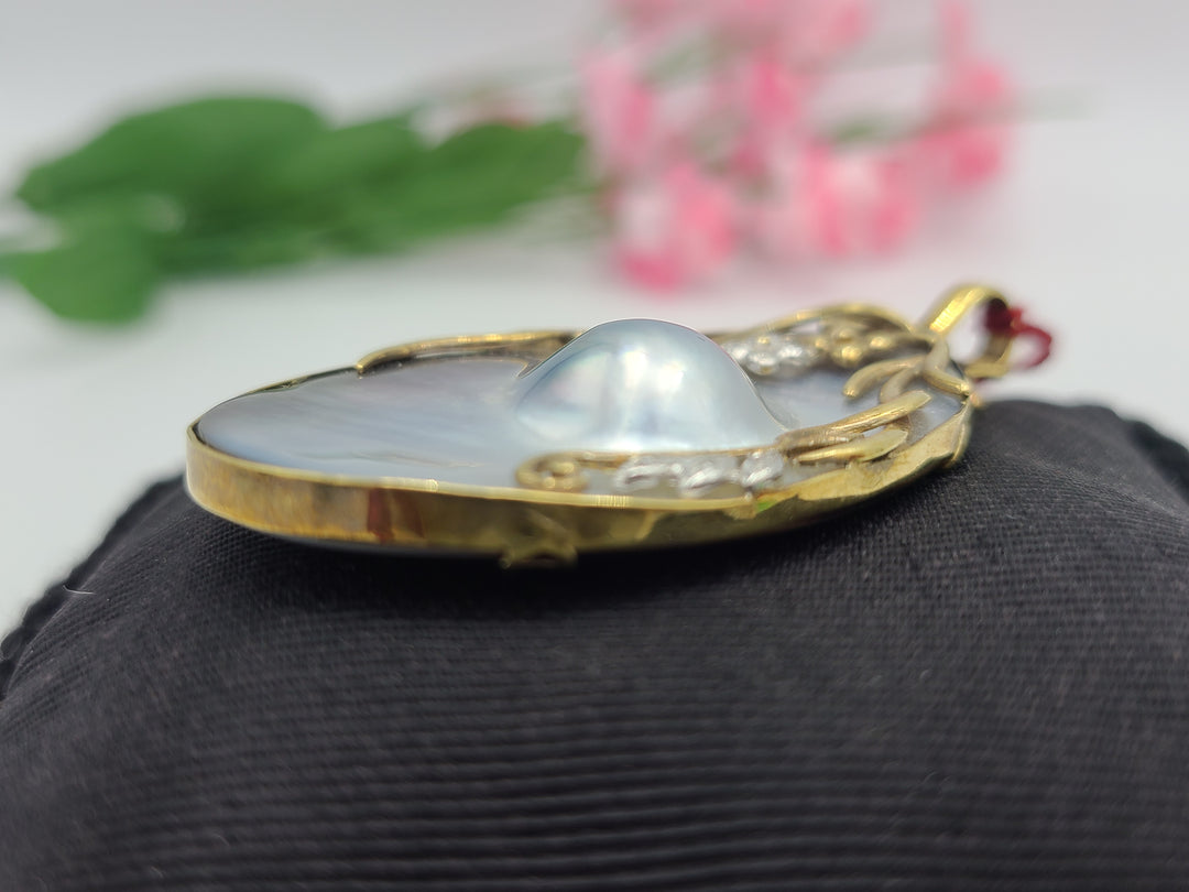 k818 Stunning Vintage Unisex 14kt Yellow Gold Bubbled Mother of Pearl Pendant