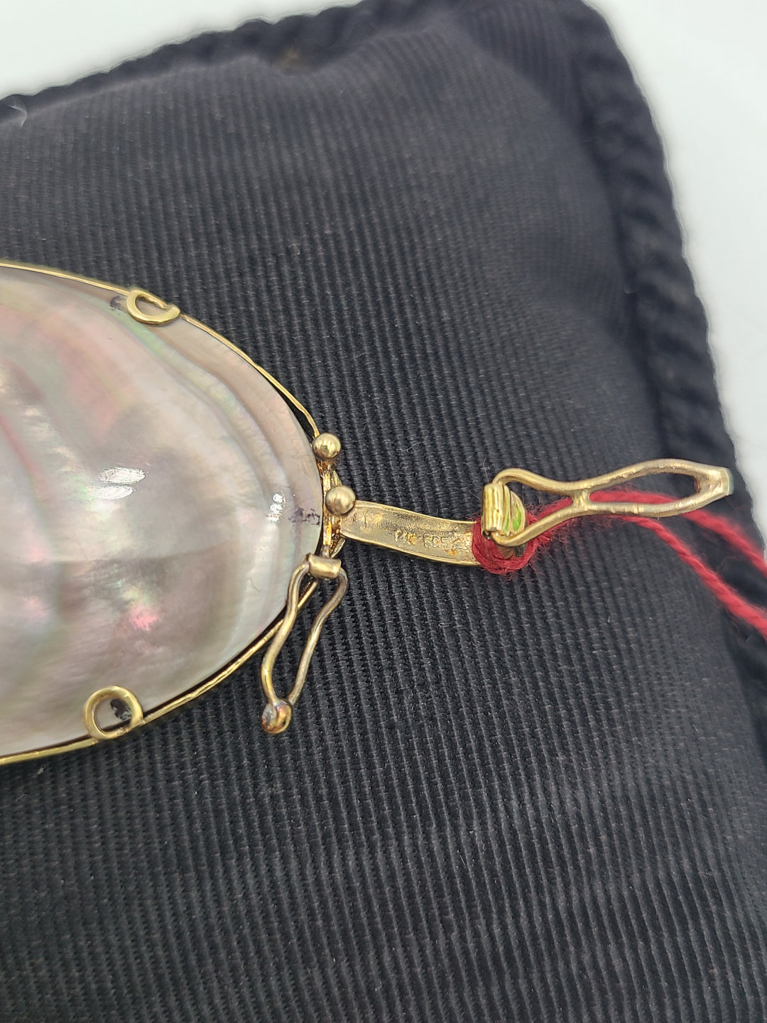 k818 Stunning Vintage Unisex 14kt Yellow Gold Bubbled Mother of Pearl Pendant