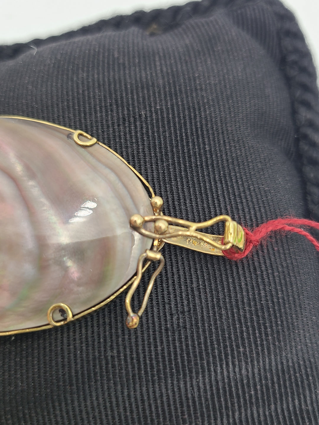 k818 Stunning Vintage Unisex 14kt Yellow Gold Bubbled Mother of Pearl Pendant