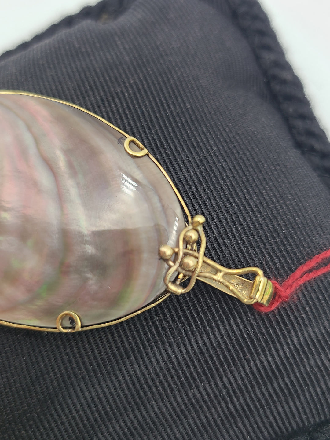 k818 Stunning Vintage Unisex 14kt Yellow Gold Bubbled Mother of Pearl Pendant