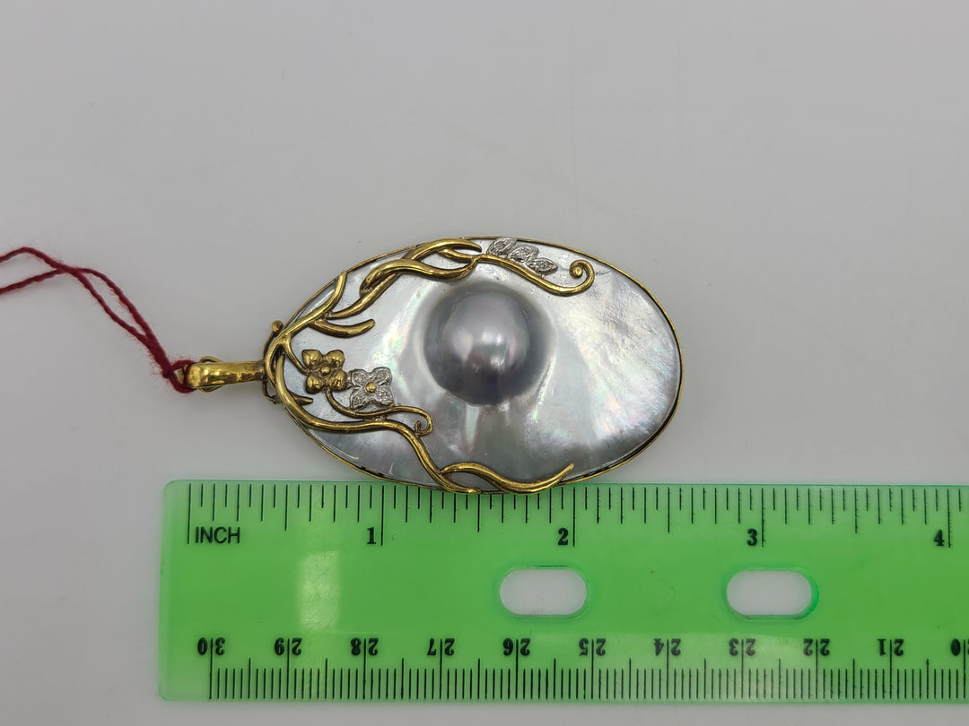 k818 Stunning Vintage Unisex 14kt Yellow Gold Bubbled Mother of Pearl Pendant