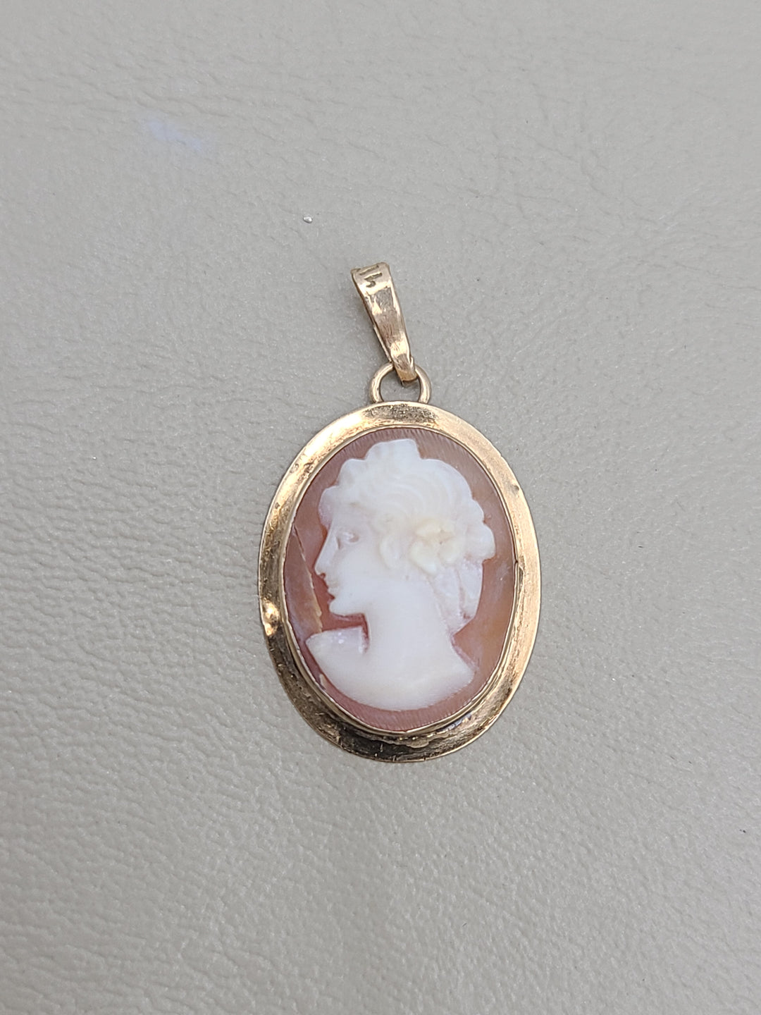 k836 Lovely Ladies Vintage 14kt Yellow Gold Cameo Pendant
