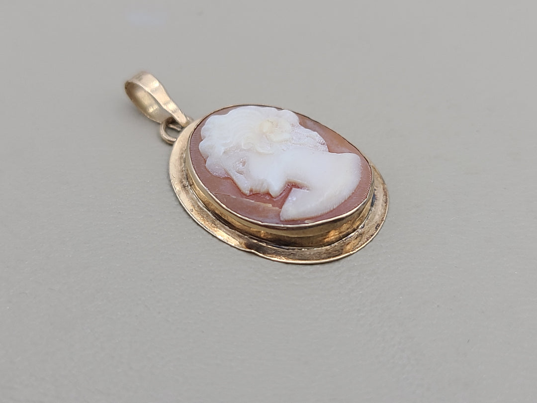 k836 Lovely Ladies Vintage 14kt Yellow Gold Cameo Pendant