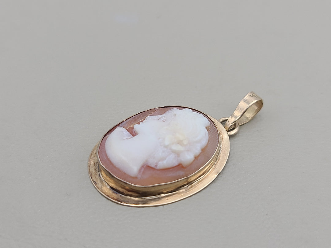 k836 Lovely Ladies Vintage 14kt Yellow Gold Cameo Pendant