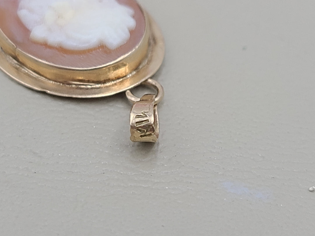 k836 Lovely Ladies Vintage 14kt Yellow Gold Cameo Pendant