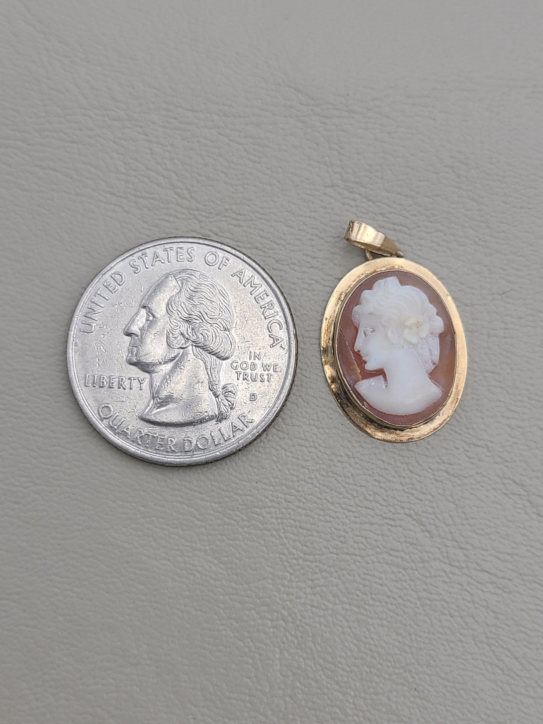 k836 Lovely Ladies Vintage 14kt Yellow Gold Cameo Pendant