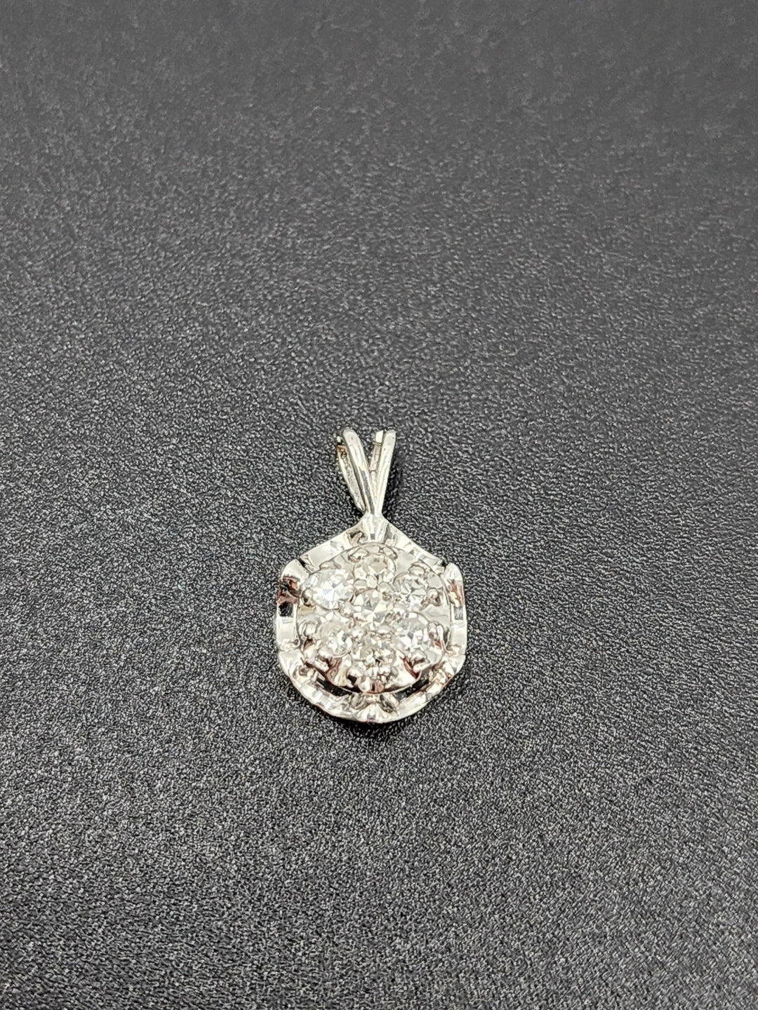 e661 Lovely Vintage 14kt White Gold Diamond Cluster Pendant Charm