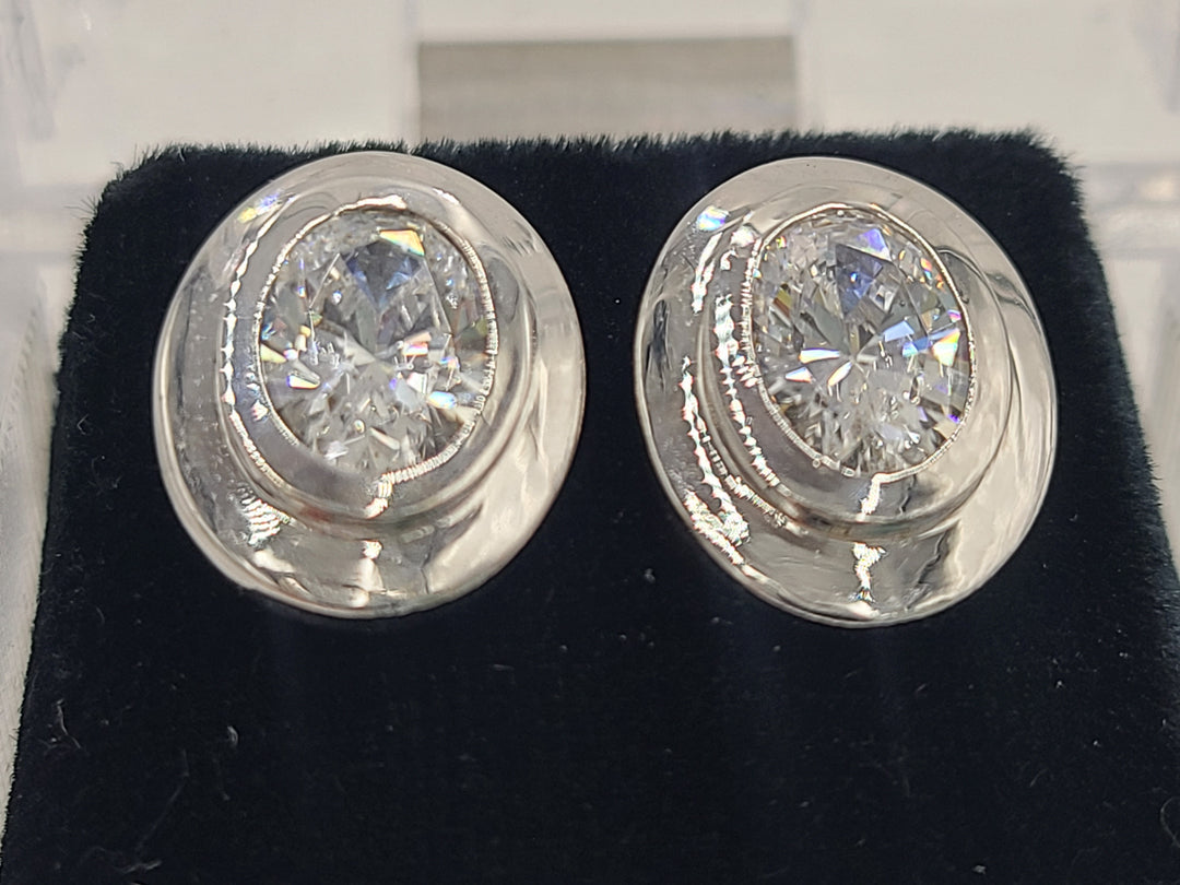 k644 Beautiful Ladies 14kt White Gold Oval CZ Stud Earrings