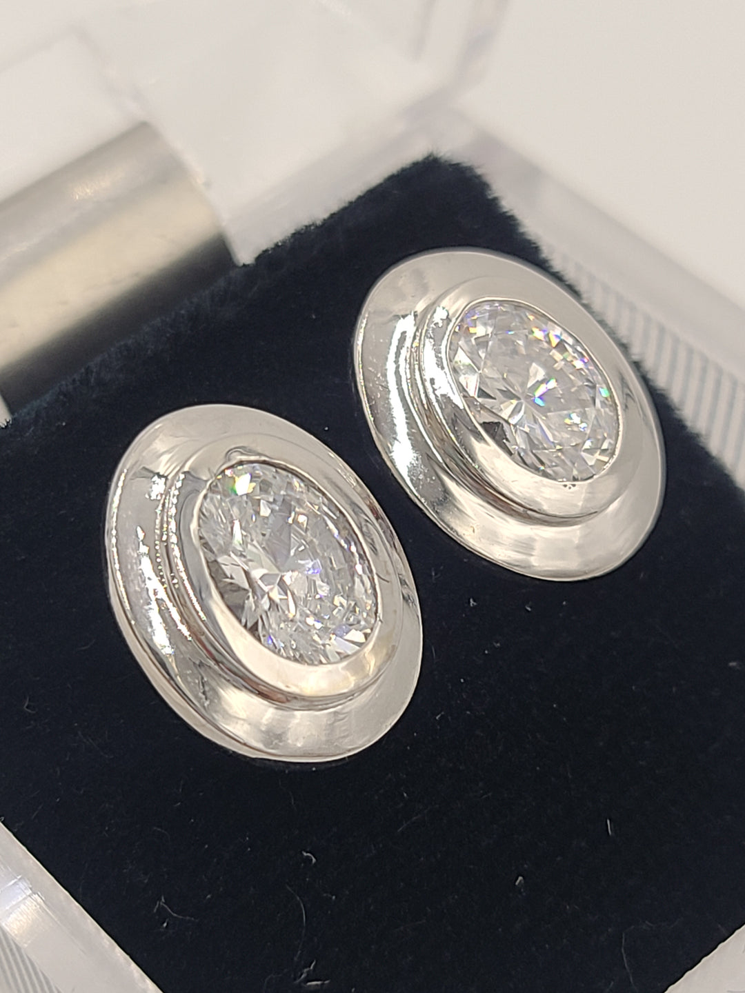 k644 Beautiful Ladies 14kt White Gold Oval CZ Stud Earrings