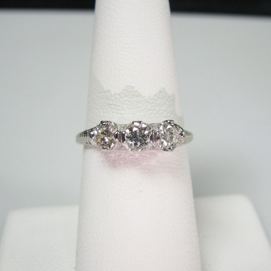 d975 Dazzling 18k White Gold Diamond Engagement Ring