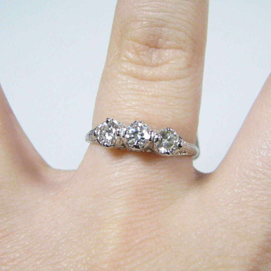 d975 Dazzling 18k White Gold Diamond Engagement Ring