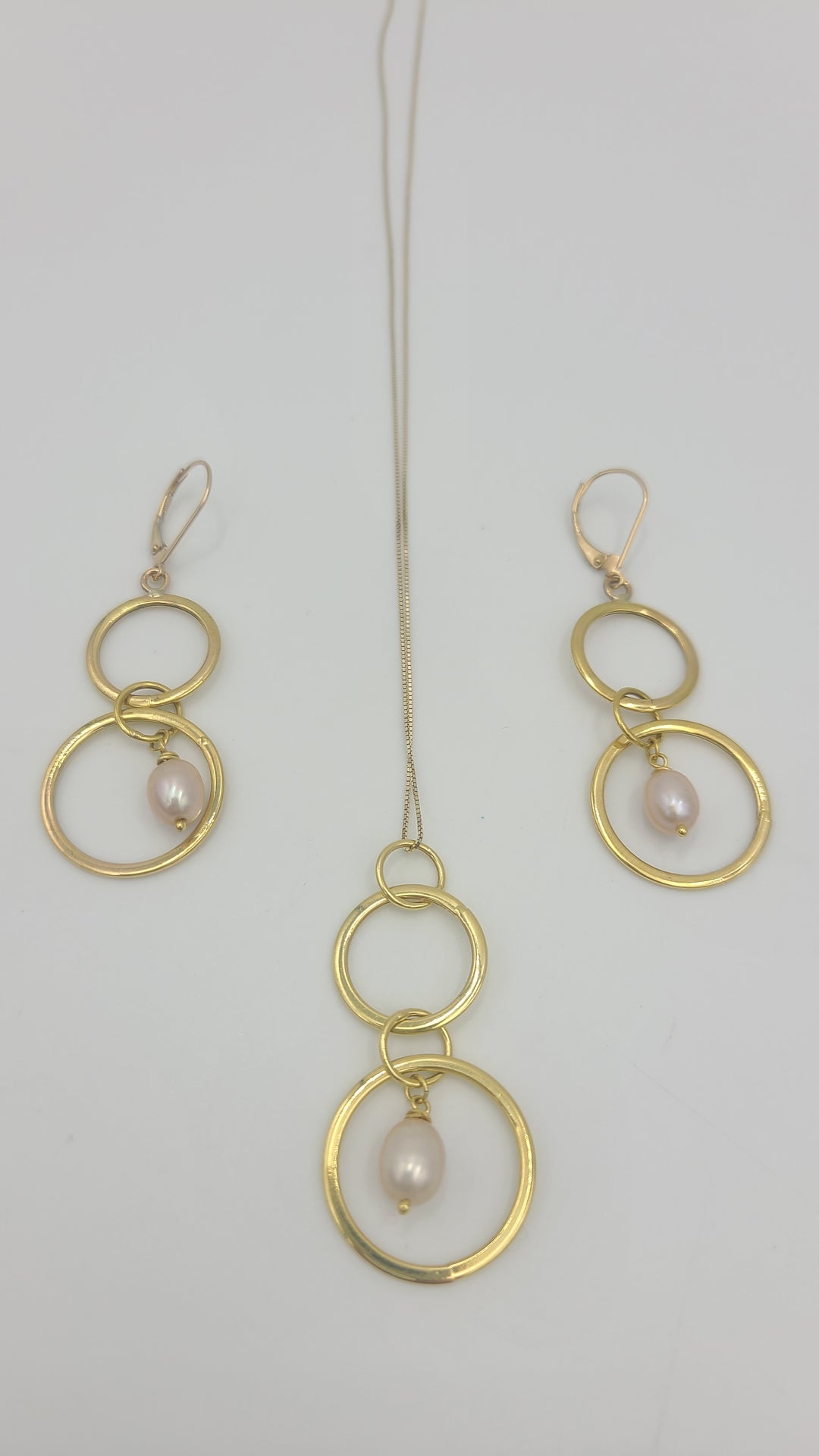 m704 Lovely Ladies 14kt Yellow Gold Pearl Necklace and Matching Earrings Set