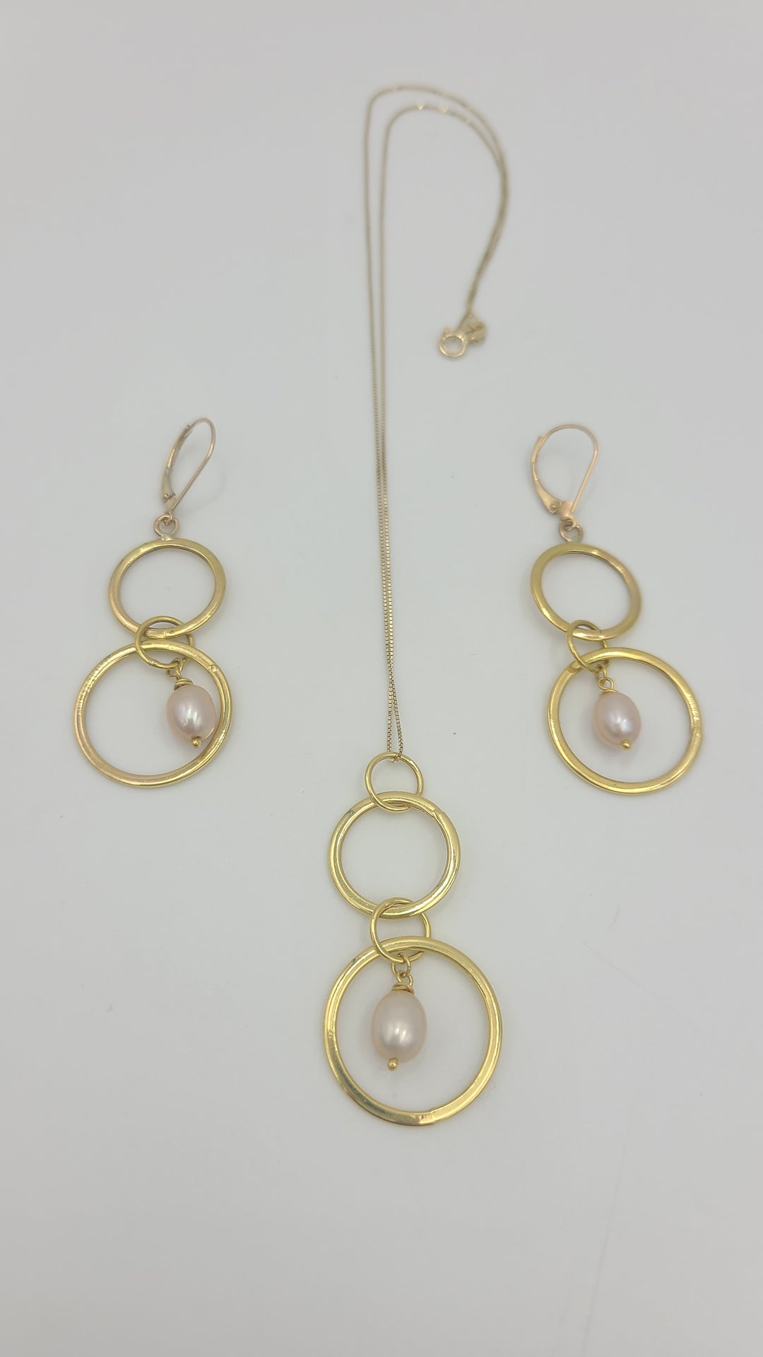 m704 Lovely Ladies 14kt Yellow Gold Pearl Necklace and Matching Earrings Set