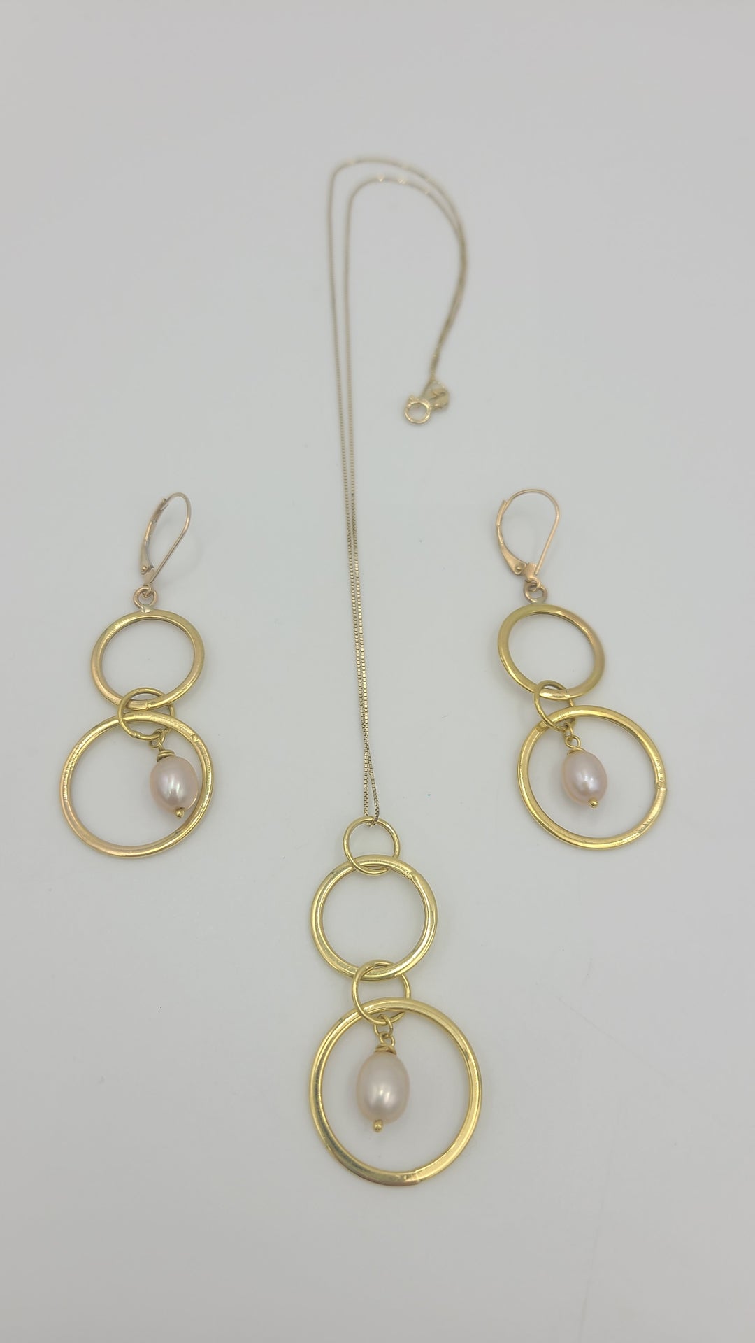 m704 Lovely Ladies 14kt Yellow Gold Pearl Necklace and Matching Earrings Set