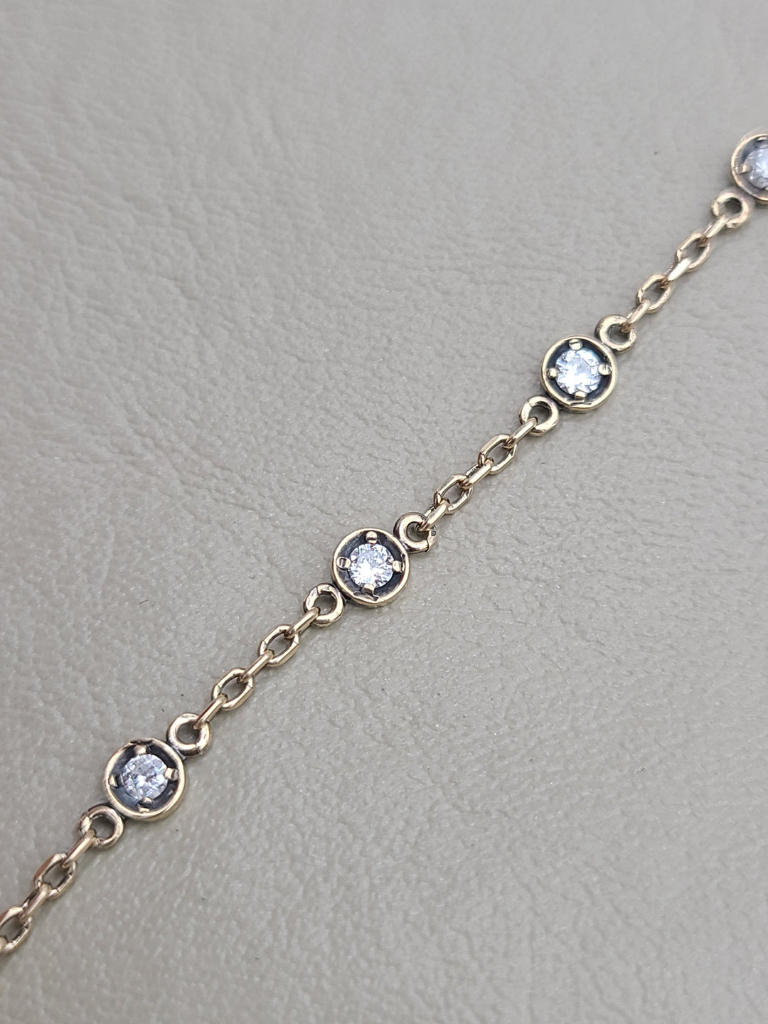 k907 Lovely Ladies 24" 10kt Yellow Gold Diamond Studded Necklace